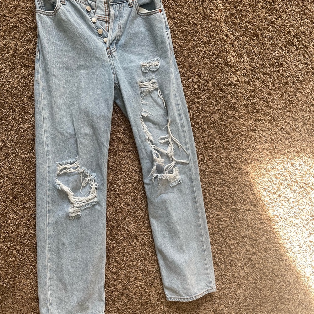 SONG 90s boyfriend jeans. tight on the waist and baggy